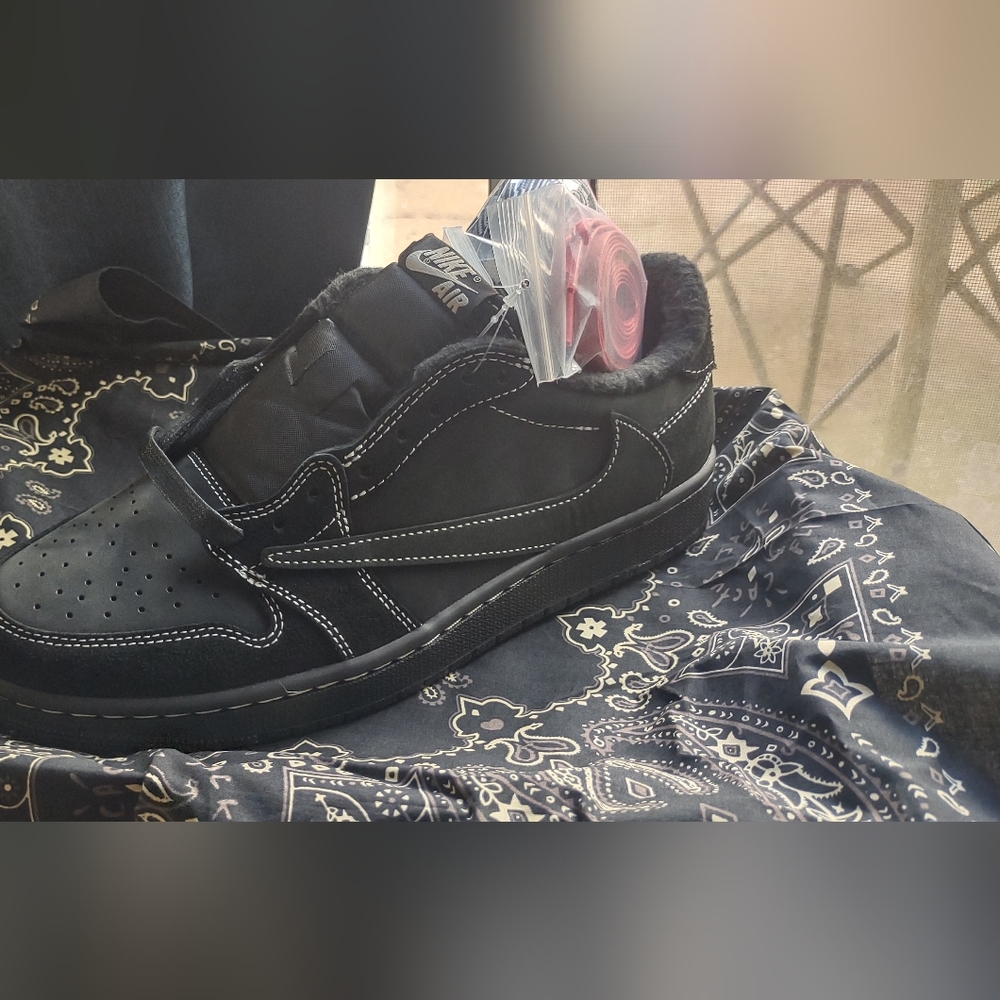Travis Scott Jordan 1 low black phantom